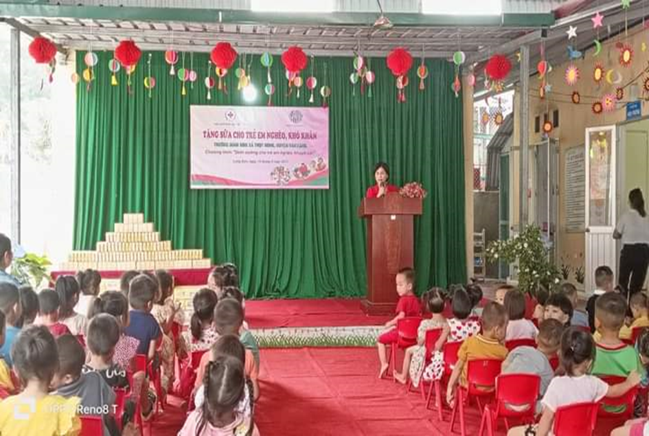 Chương trình tặng sữa cho trẻ em nghèo, khó khăn tại trường mầm non xã Thụy hùng