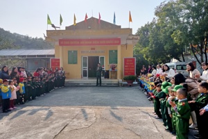 KỶ NIỆM  78 NĂM NGÀY THÀNH LẬP QUÂN ĐỘI NHÂN DÂN VIỆT NAM 22/12. NHÀ TRƯỜNG TỔ CHỨC CHO TRẺ LỚP 5 TUỔI ĐI THĂM QUAN ĐỒN BIÊN PHÒNG NA HÌNH