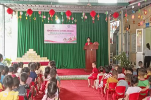Chương trình tặng sữa cho trẻ em nghèo, khó khăn tại trường mầm non xã Thụy hùng